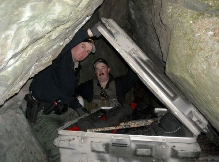 Полиция обнаружила заначку в пещере (8 фото)