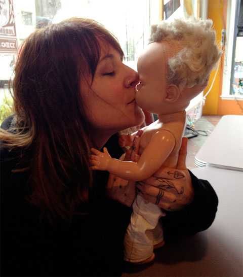Женщина одержима своей куклой