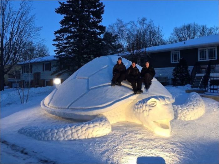 Большая снежная скульптура