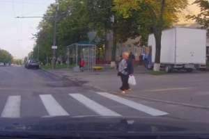 Женщина правильно переходит дорогу