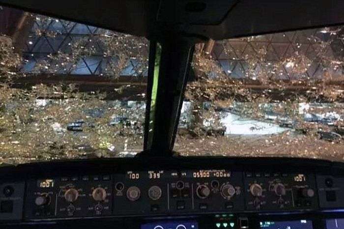 Самолет китайской авиакомпании попал под град